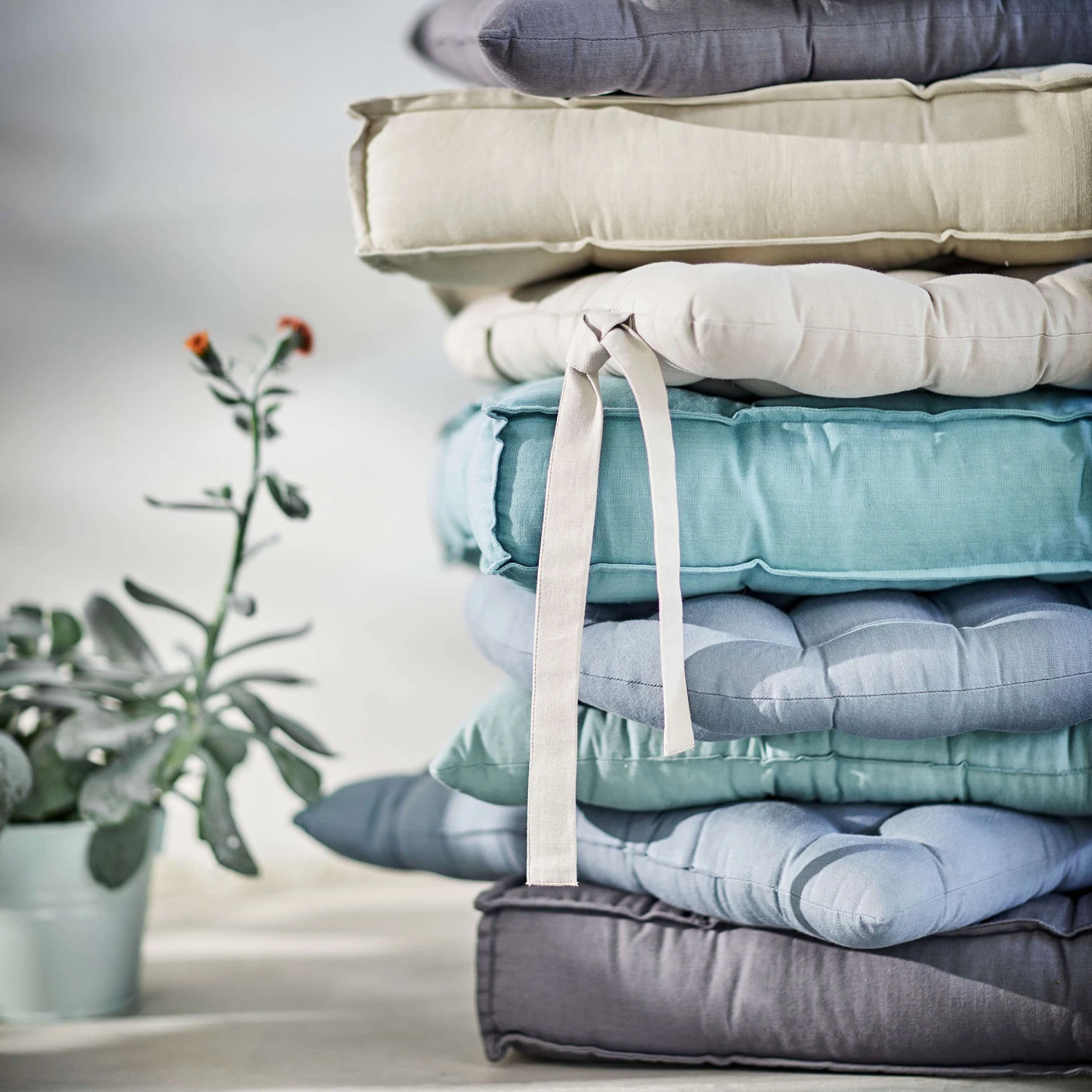 Futonkissen L 42 X B 42cm SOLID In Grau 4 Futonkissen L 42 X B 42cm SOLID In Grau – Bild 2